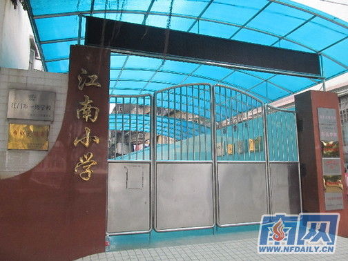 涉事學(xué)校請了心理專家對師生進行輔導(dǎo)，保持學(xué)校正常教學(xué)秩序