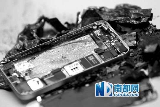 于先生的新iPhone5S手機(jī)直接“爆”廢。 南都記者劉有志攝