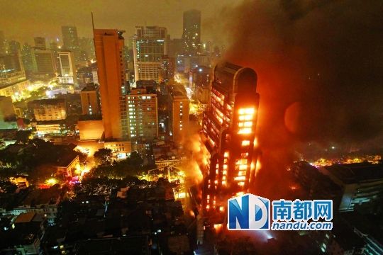 昨晚近7時，廣州越秀區(qū)起義路217號建業(yè)大廈發(fā)生火災(zāi)?；饎菝土?，將整棟大樓都燒了個通透。