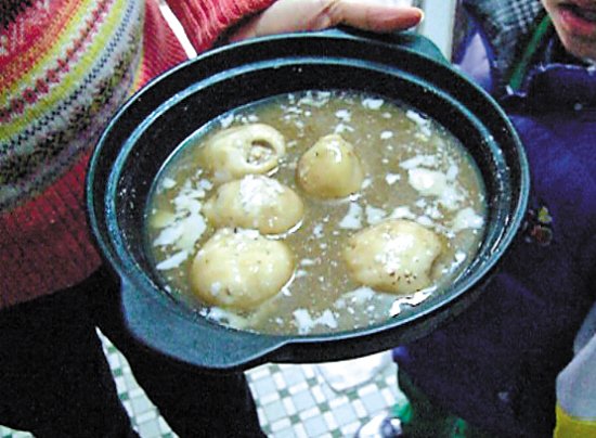 由于放置時(shí)間過(guò)久，鍋里的湯圓已經(jīng)非常大，湯圓皮上浮現(xiàn)很多白色物質(zhì)。