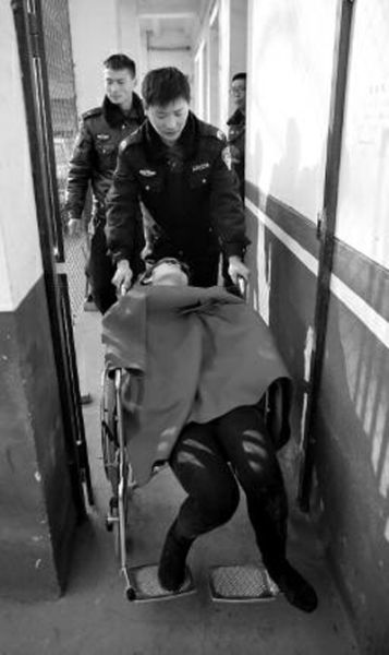 昨日，派出所民警帶女駕駛員賈某去醫(yī)院做檢查 記者 陳團(tuán)結(jié) 攝