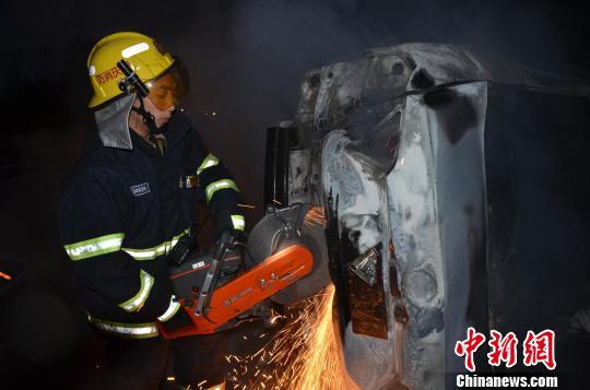 圖為消防人員破拆轎車，尋找4萬元現(xiàn)金。嚴光濤 攝
