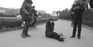 鄭大姐坐在地上，警方趕到進(jìn)行施救。（視頻截圖由警方提供）
