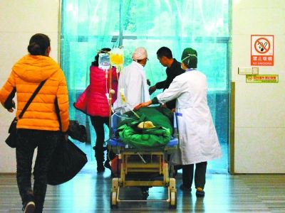 受傷女孩做完手術(shù)被送往重癥監(jiān)護(hù)室。記者楊濤 攝