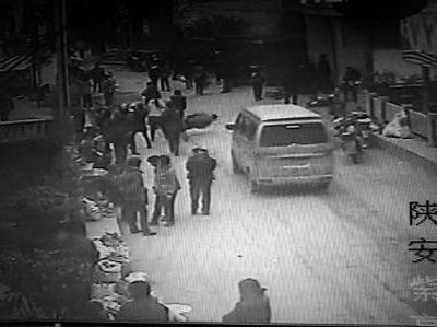 監(jiān)控錄像顯示，劉某側身行走時不慎跌倒，王某途經此處時將其扶起（圖中畫圈處） 通訊員 何春地 攝
