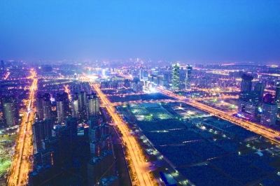 阮忠在青奧中心塔吊上拍攝的南京夜景。本版圖片由阮忠提供