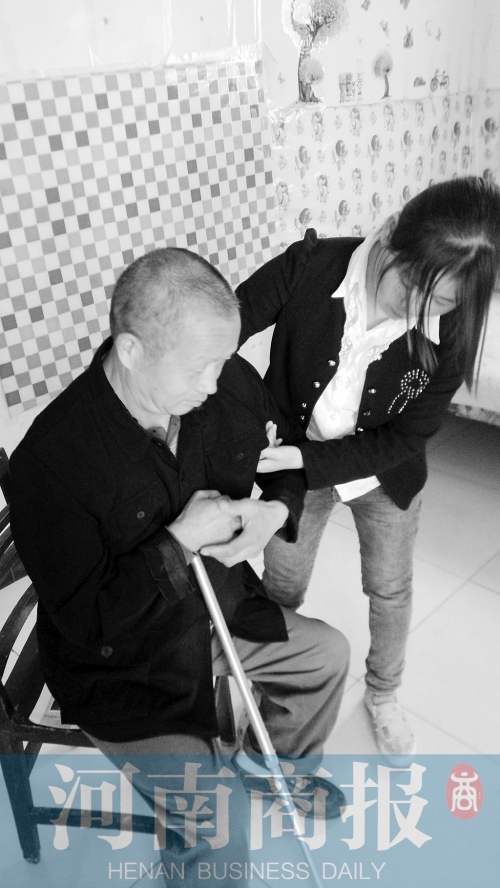 為了方便照顧爸爸，曾現(xiàn)春在學(xué)校旁邊租了一間房子