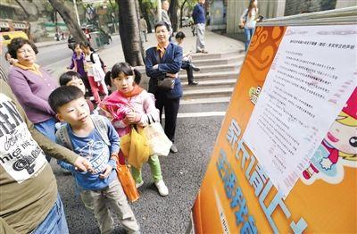 昨日，中華路小學(xué)貼出告示，提醒家長(zhǎng)不要相信傳言。