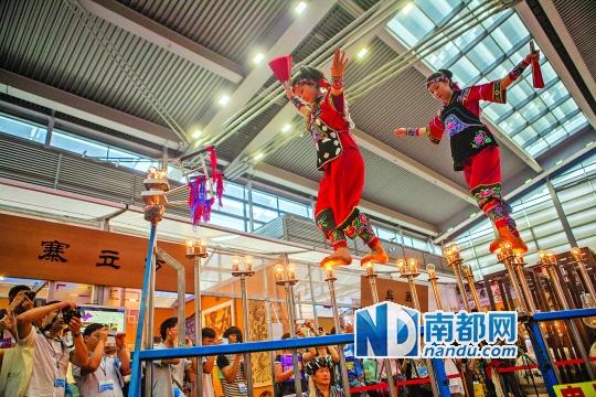 2號展館，苗族姑娘表演踩燈泡絕技《電光玫瑰》，赤腳踩上40瓦的燈泡并做出高難度動(dòng)作。 南都記者 霍健斌 攝