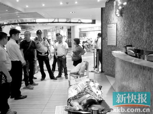 昨日，劉姐的行為引來眾人圍觀，警方再次到場進行調(diào)解。