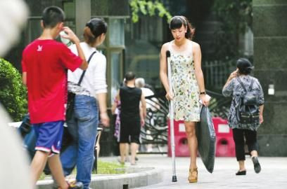 7月11日，阿依穿著高跟鞋在小區(qū)拿快遞。