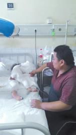 伏登順與女兒在一起。