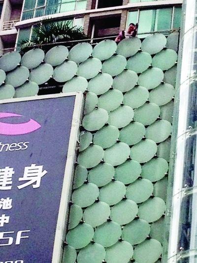 環(huán)亞廣場5樓露臺上，有一男子揚言跳樓。