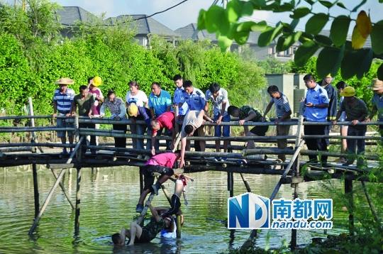 救援人員合力打撈起落水女孩，后經(jīng)醫(yī)護(hù)人員確認(rèn)已經(jīng)死亡。受訪者供圖
