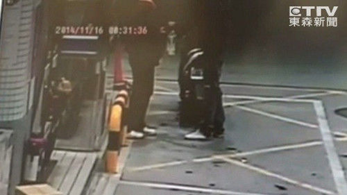 監(jiān)視器拍下男子騎車到加油站買由。圖自東森新聞