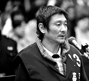庭審時(shí)，鄭東稱(chēng)自己想隨女兒一起去，請(qǐng)求法院判他死刑立即執(zhí)行