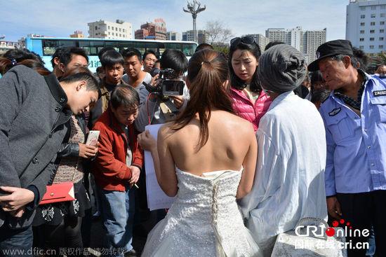 征婚引發(fā)民眾圍觀。