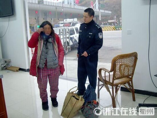 1月30日，衢州高速交警發(fā)現(xiàn)了徒步走在高速楓嶺關(guān)卡口的汪女士