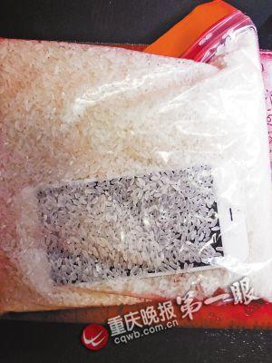 落水后，把手機放進大米里吸水
