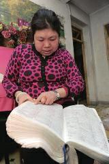 背單詞，是很多學(xué)生學(xué)習(xí)英語(yǔ)時(shí)最頭疼的事兒，而西安51歲大學(xué)英語(yǔ)老師李艷芝在兩年內(nèi)背完《英漢大詞典》22萬(wàn)個(gè)英語(yǔ)詞匯，學(xué)生稱贊其為一本活的《英漢大詞典》；兒子自小患有自閉癥，生活不能自理，20年前又與丈夫離婚，面對(duì)生活的不幸，她秉承“你必須一直向前”的信念。