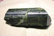 近日，商南縣奇石愛好者潘某在青山鎮(zhèn)鐵礦開采區(qū)發(fā)現(xiàn)一塊疑似綠簾石，有待相關(guān)專家和權(quán)威機(jī)構(gòu)認(rèn)定。