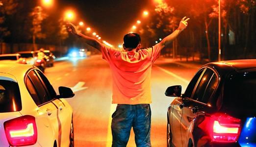 2013年8月25日凌晨，北京，在東壩大街路口進(jìn)行的一場(chǎng)飆車(chē)。