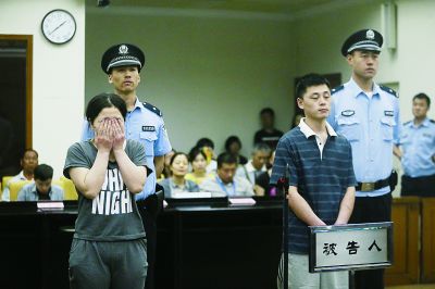 聽到判決，賈某（左）哭了起來(lái)。一直到被帶離法庭，夫妻倆沒說(shuō)一句話