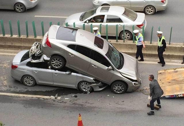 交警正在將兩車分開。