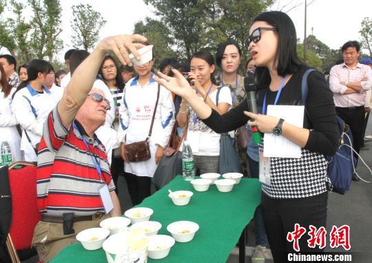 圖為外國友人品嘗揚州炒飯?！〈藜衙鳌z