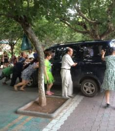 今年夏天壩壩舞成員將一輛小車推向公路。（圖據(jù)網(wǎng)絡(luò)）