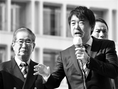 29日，日本著名極右翼分子石原慎太郎（左）和新生代右翼政客橋下徹在東京街頭演講拉票。