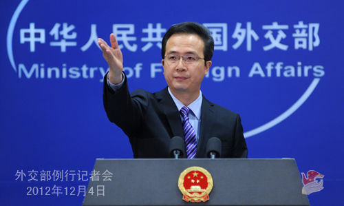 外交部發(fā)言人洪磊主持例行記者會。