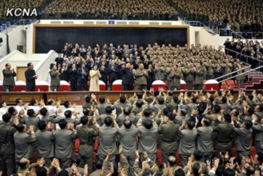 朝中社報(bào)道，朝鮮最高領(lǐng)導(dǎo)人金正恩10月29日攜夫人李雪主出席并觀看了紀(jì)念金日成軍事綜合大學(xué)建校60周年牡丹峰樂(lè)團(tuán)演出。圖片來(lái)源：朝中社