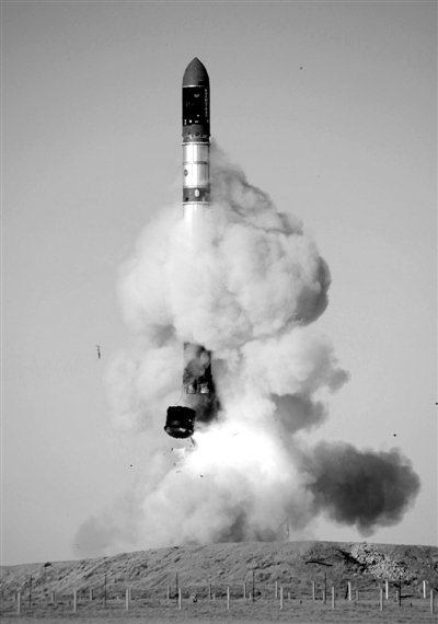 　2007年6月15日，俄羅斯在哈薩克斯坦的軍事場地試射一枚“RS-20”導(dǎo)彈。尚未有媒體公布新型固