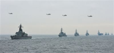 2012年10月14日，日本海上自衛(wèi)隊舉行閱艦式。2013年，日本自衛(wèi)隊時隔11年首增防衛(wèi)預算。資料圖片
