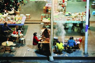 那邦鎮(zhèn)以往熱鬧的夜市，因為中緬邊境的戰(zhàn)亂，而變得冷冷清清 特派記者 賈代騰飛 攝