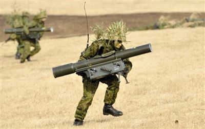 “作戰(zhàn)” 1月13日，日本自衛(wèi)隊一隊員在新年軍演中手持武器，發(fā)動進(jìn)攻。媒體尚未公布1月22日的美日聯(lián)合軍演圖片。