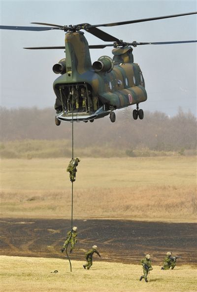 “登島” 1月13日，位于東京的習(xí)志野市，日本自衛(wèi)隊隊員在新年軍演中演練直升機登島行動。