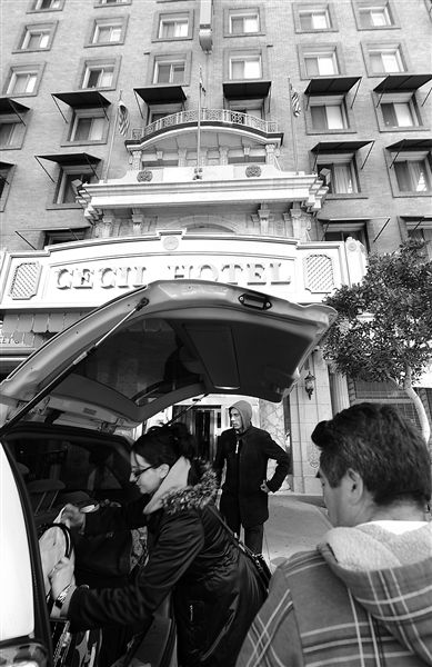 20日，美國洛杉磯，塞西爾酒店房客薩拜娜乘出租車離開酒店。由于擔(dān)心水質(zhì)受到污染，目前已有27戶房客離開塞西爾酒店。