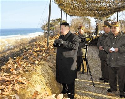 25日，朝鮮最高領(lǐng)導(dǎo)人金正恩指導(dǎo)朝鮮軍隊(duì)進(jìn)行登陸及反登陸訓(xùn)練。