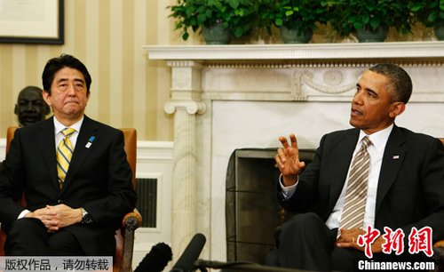 　正在美國訪問的日本首相安倍晉三2月22日在白宮與奧巴馬進行首次會晤。