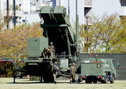 9日，日本自衛(wèi)隊(duì)為應(yīng)對朝鮮導(dǎo)彈威脅，在東京防衛(wèi)省總部設(shè)置“愛國者3”型導(dǎo)彈發(fā)射裝置。