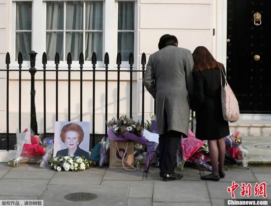 當(dāng)?shù)貢r(shí)間2013年4月8日，英國(guó)倫敦，民眾在英國(guó)前首相撒切爾夫人位于倫敦的住所前進(jìn)行悼念活動(dòng)。