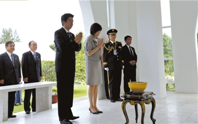 25日，緬甸仰光，安倍偕妻子參拜“二戰(zhàn)陣亡日軍墓”。圖/CFP