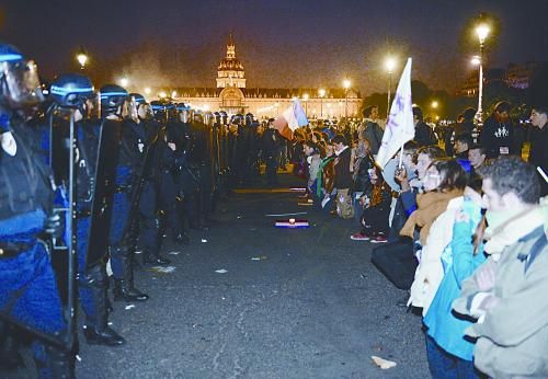 26日，法國(guó)反同性戀者與警察形成對(duì)峙之勢(shì)。