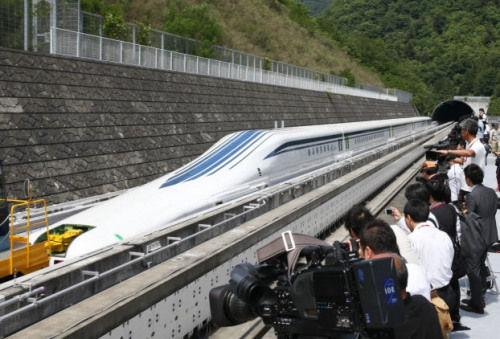 日本最新型磁懸浮列車登場，時速為500公里。