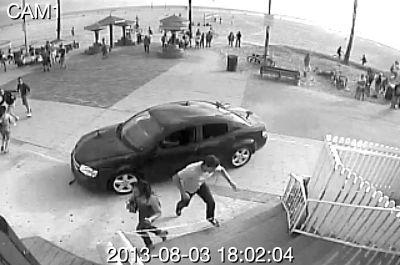 監(jiān)控錄像截屏圖：3日，美國洛杉磯市，一輛汽車沖進(jìn)威尼斯海灘棧道上的人群。圖/東方IC
