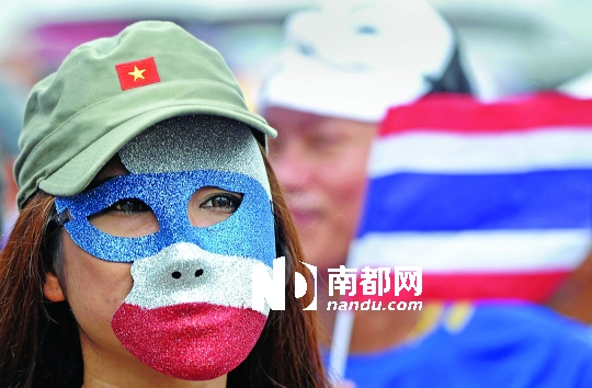 4日，一名泰國反政府人士頭戴面具在首都曼谷參加集會。
