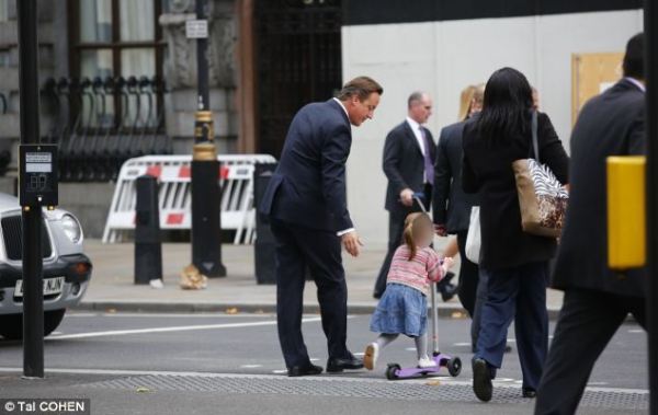 英國首相卡梅倫步行送女兒上幼兒園。