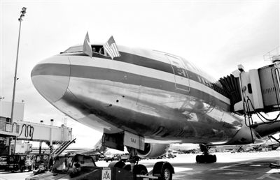 2011年4月5日，美國航空公司為洛杉磯至上海首條直飛航線的開通舉行剪彩儀式。目前，美國航空、美國聯(lián)合航空和達美航空已經(jīng)向中國提交了飛行計劃。